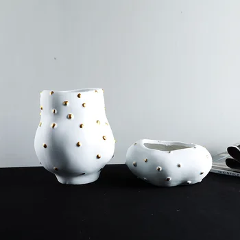 Модерни прости бели орнаменти за ваза на точки, стая за модели, домашен хол, дом на художника, меки мебели