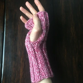 Розов вълнен шал и ръкавици без пръсти комплект дамски момичета